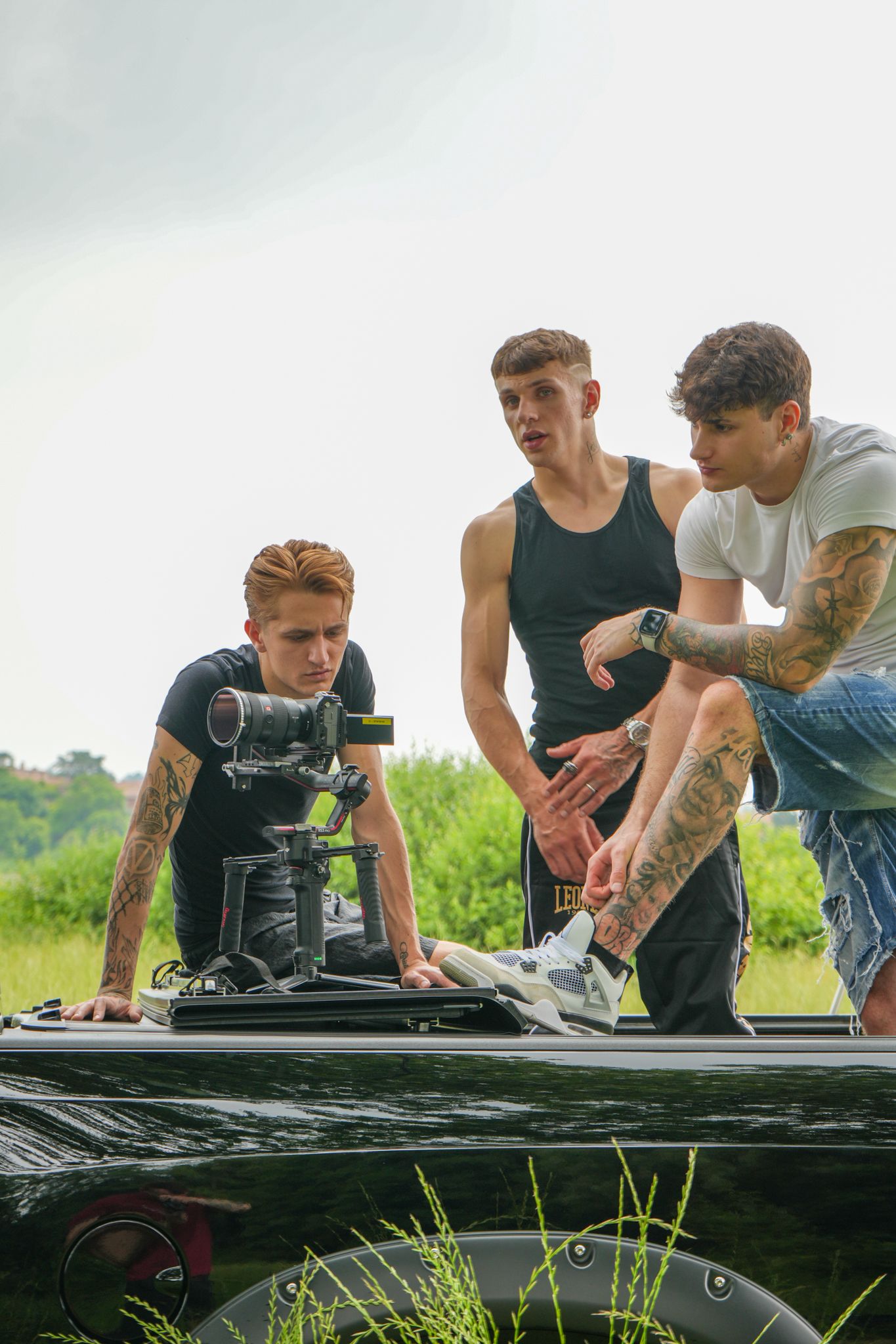 Francesco Bonato dietro la macchina sul set di un videoclip